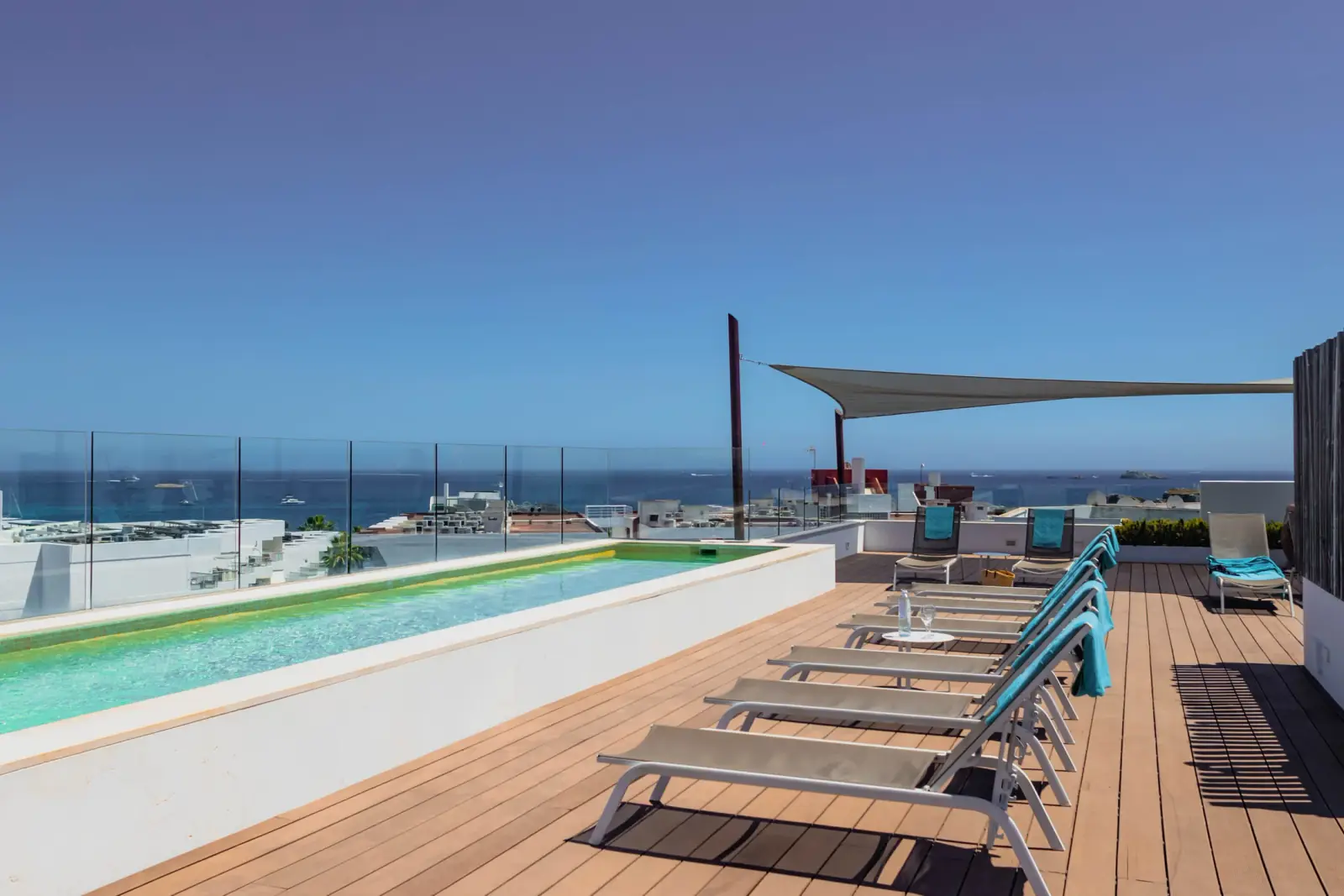 Piscina infinity en la azotea de los Apartamentos Llobet